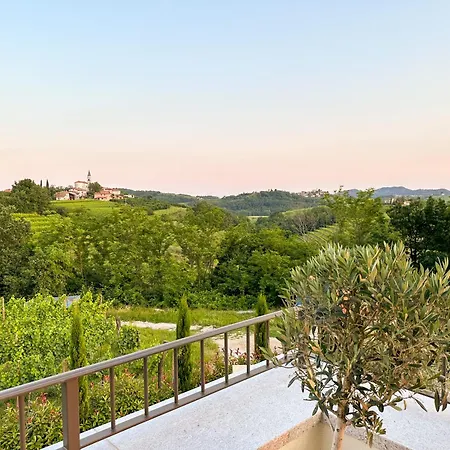 Ca' S Lorenz - A Luxury 100m2 In A Chic Vineyard Apartment Dobrovo